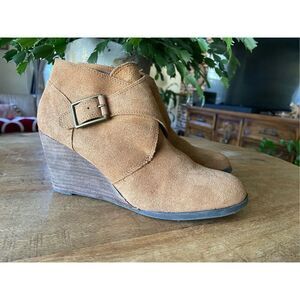 LUCKY BRAND Sumarah Monk buckle brown suede leather wedge ankle booties size 8.5